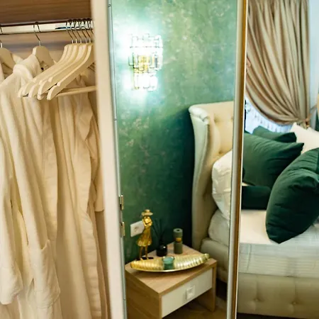 Almi Apartment 4*